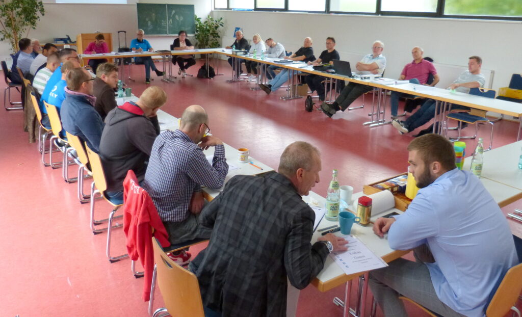 Die Delegierten vereint an den Tischen auf dem Verbandstag arbeiten die Tagungsordnungspunkte ab. Foto: jb
